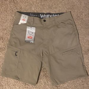 NWT Wrangler All Terrain Gear Mens Khaki Beige Tan Cargo Shorts Size 32